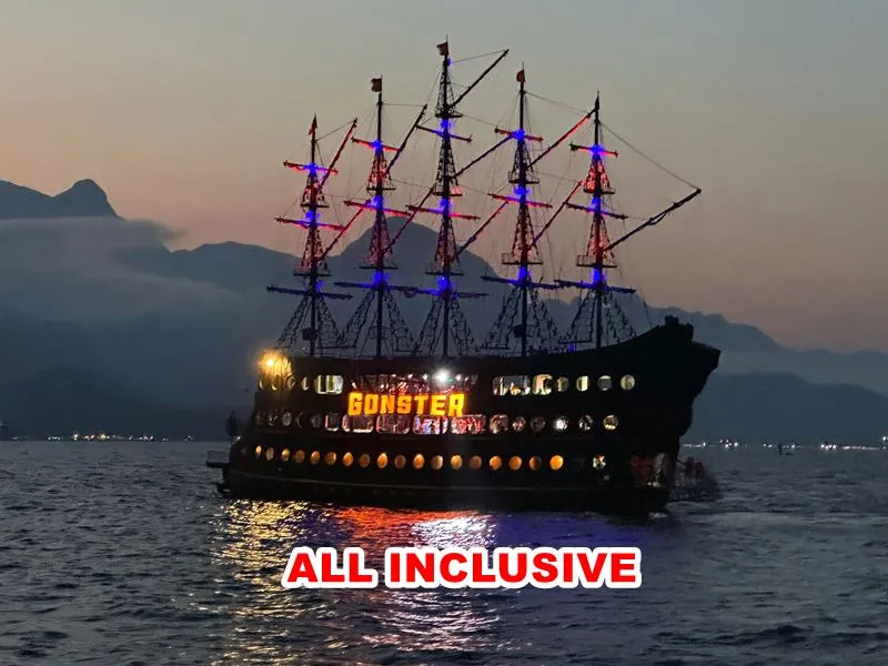 Пиратская Яхта Gonster на закате
