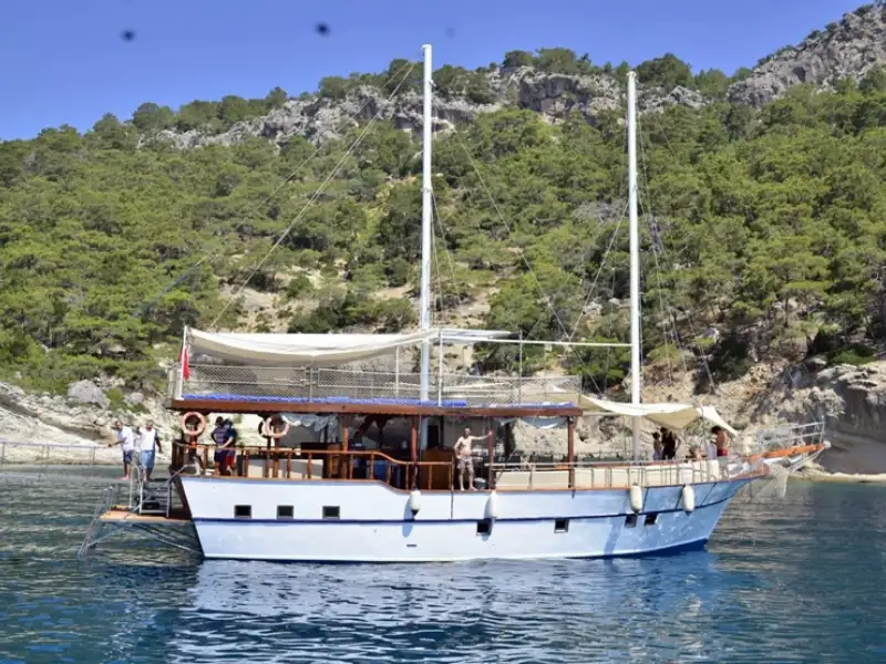 Kemer Özel Yat Kiralama -  Akdeniz’in Mavi Sularında Unutulmaz Bir Keşif - Image 2