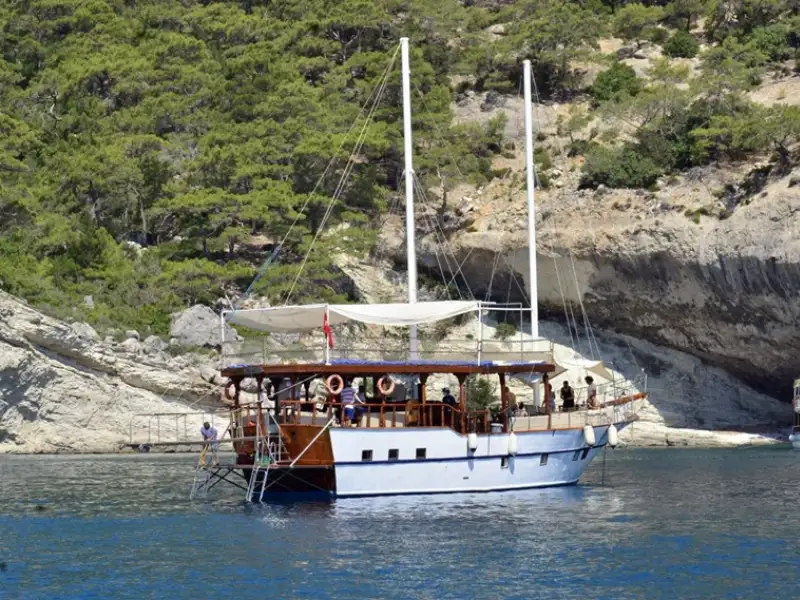 Kemer Özel Yat Kiralama -  Akdeniz’in Mavi Sularında Unutulmaz Bir Keşif - Image 1