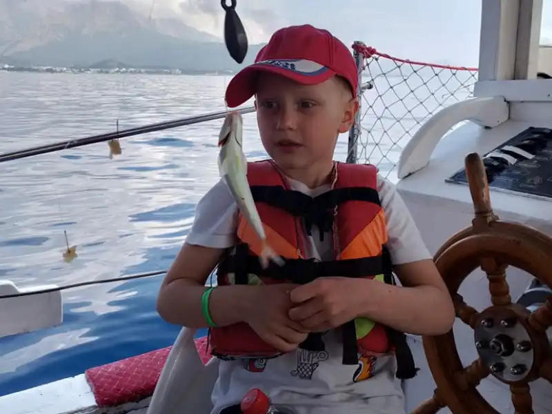 Kemer Çıkışlı Tekne ile Balık Turu – Mavi Suların Keyfini Çıkarın! - Fotoğraf 3